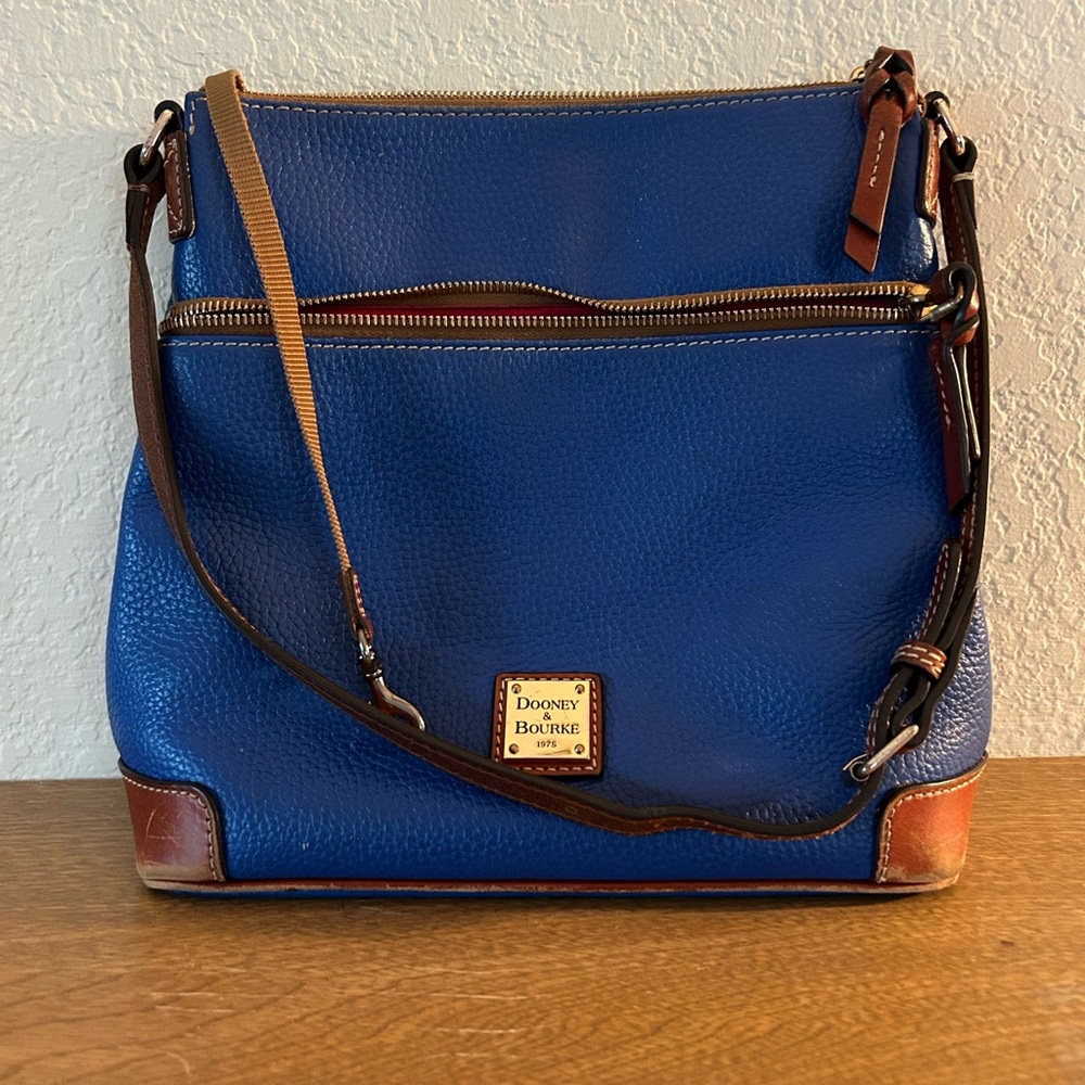 Dooney & Bourke shoulder bag blue pebbled leather red lining .